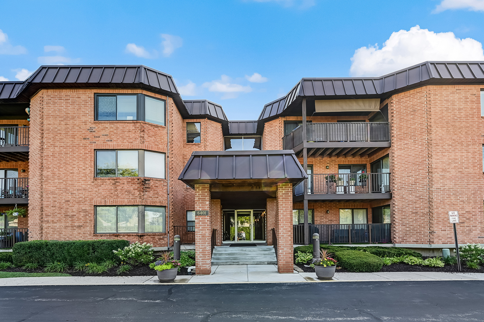 6401 Clarendon Hills Road Unit: 207