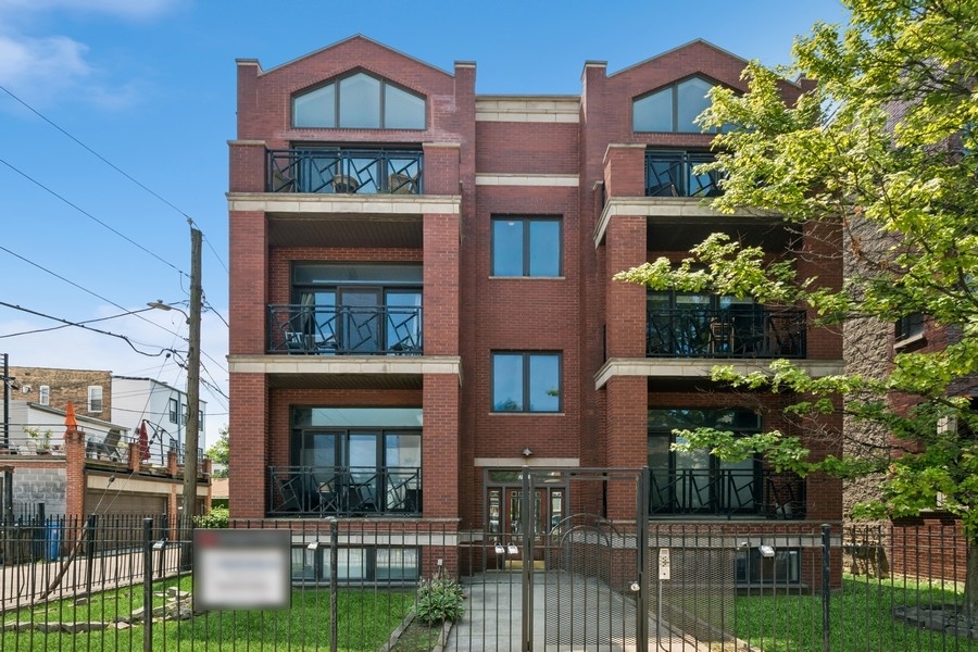 2215 W Augusta Boulevard Unit: 1W