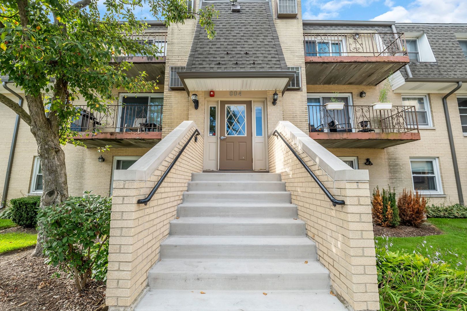 804 N River Road Unit: 1D