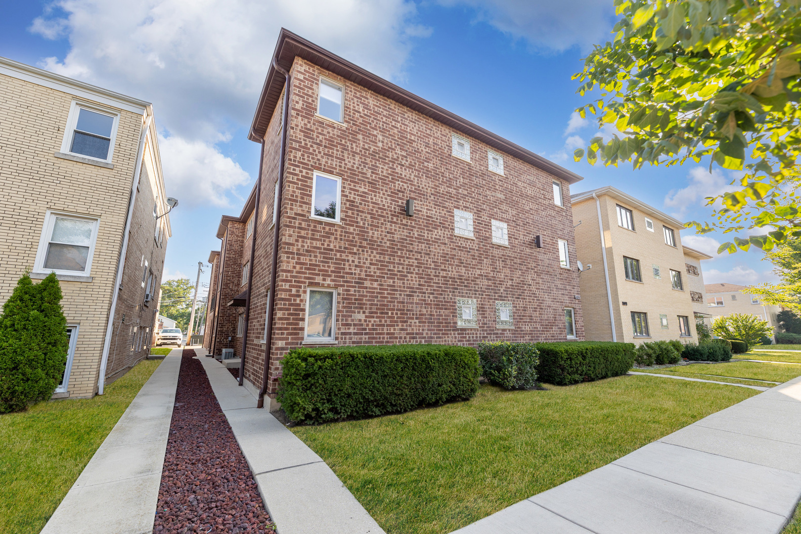 6625 N Northwest Highway Unit: 202