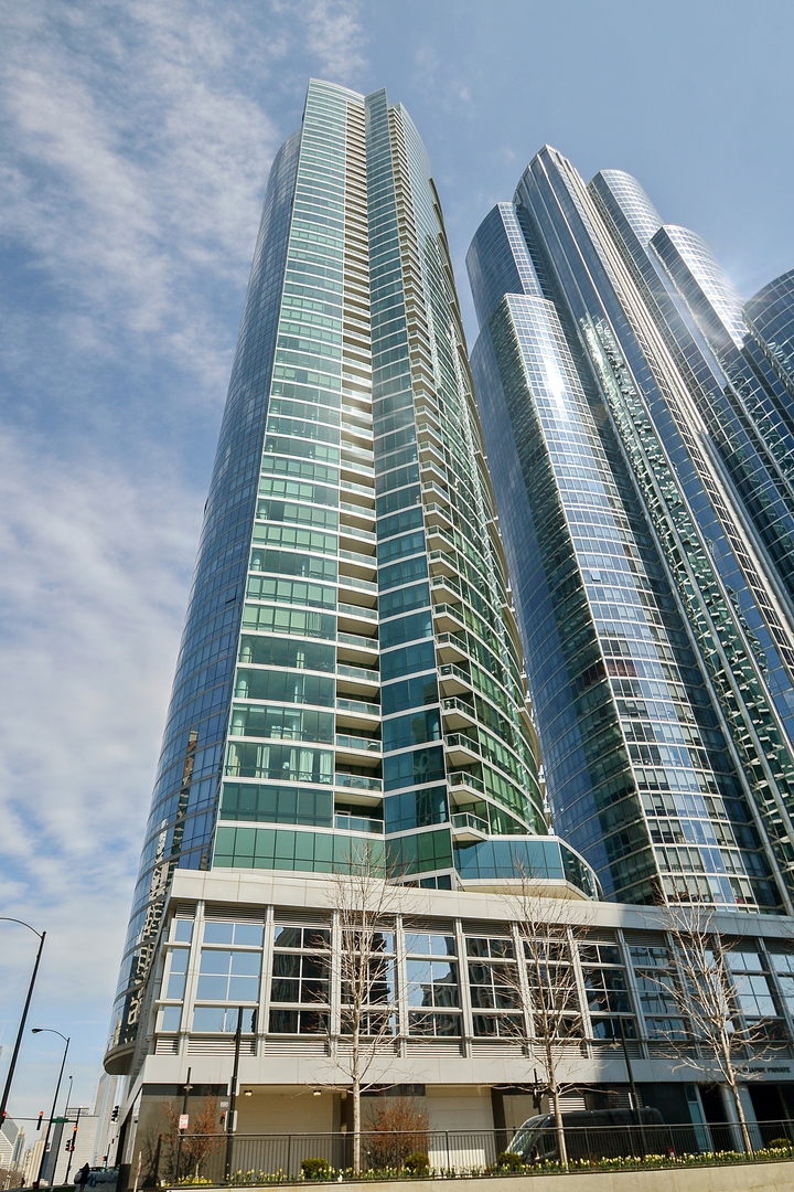 1201 S Prairie Avenue Unit: 805