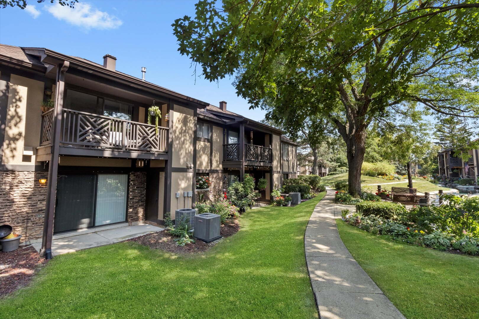 850 SHELDON Court Unit: D
