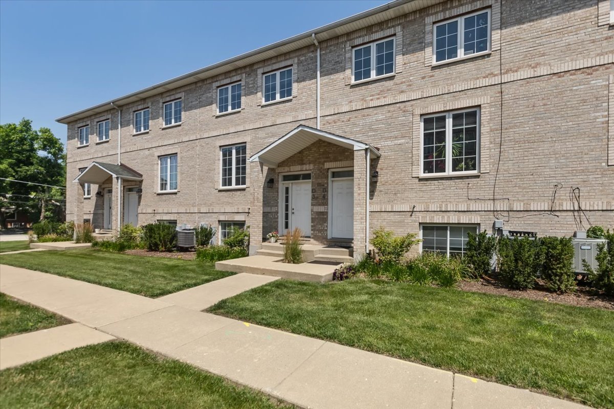 183 N East River Road Unit: D3