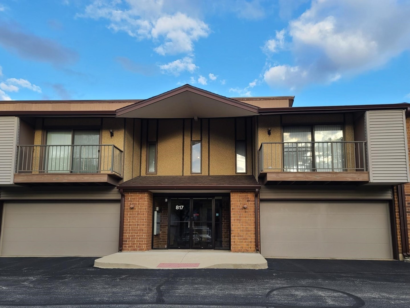 817 Oakton Street Unit: 201