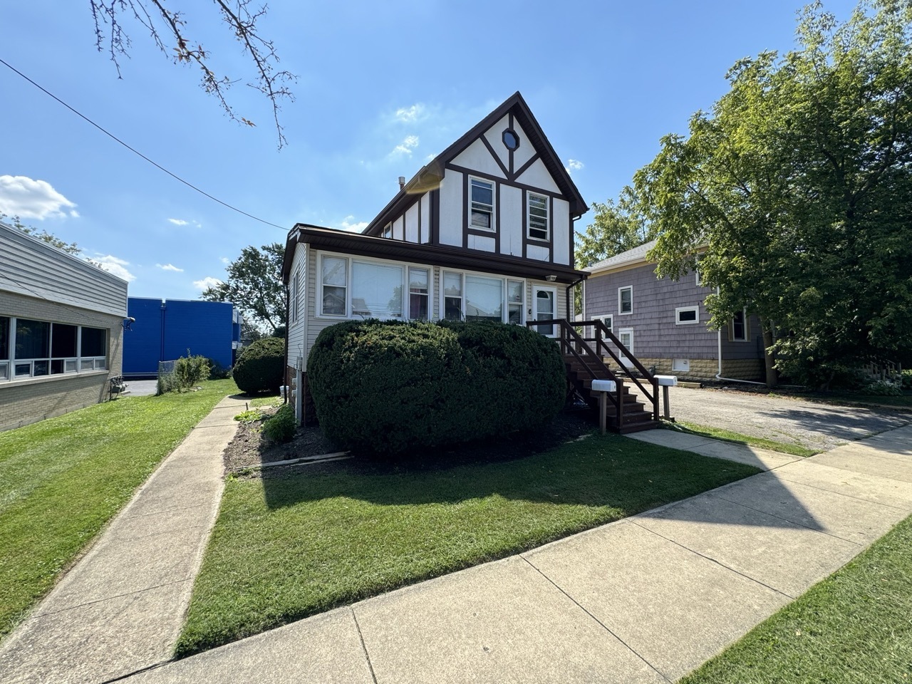 104 W Illinois Street Unit: 2