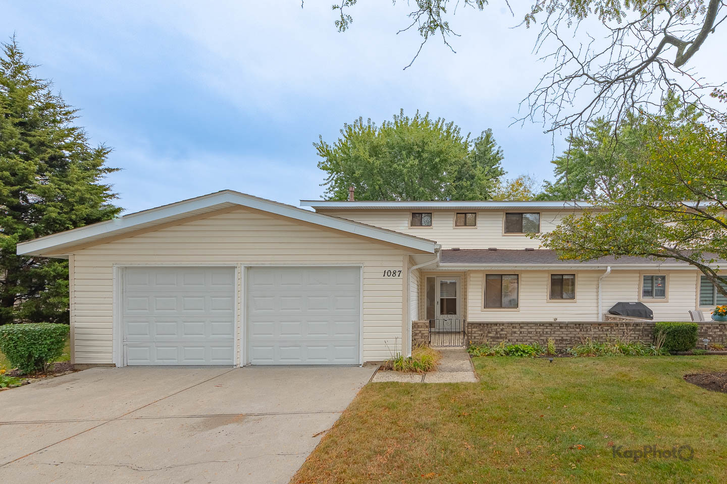 1087 Mohegan Lane