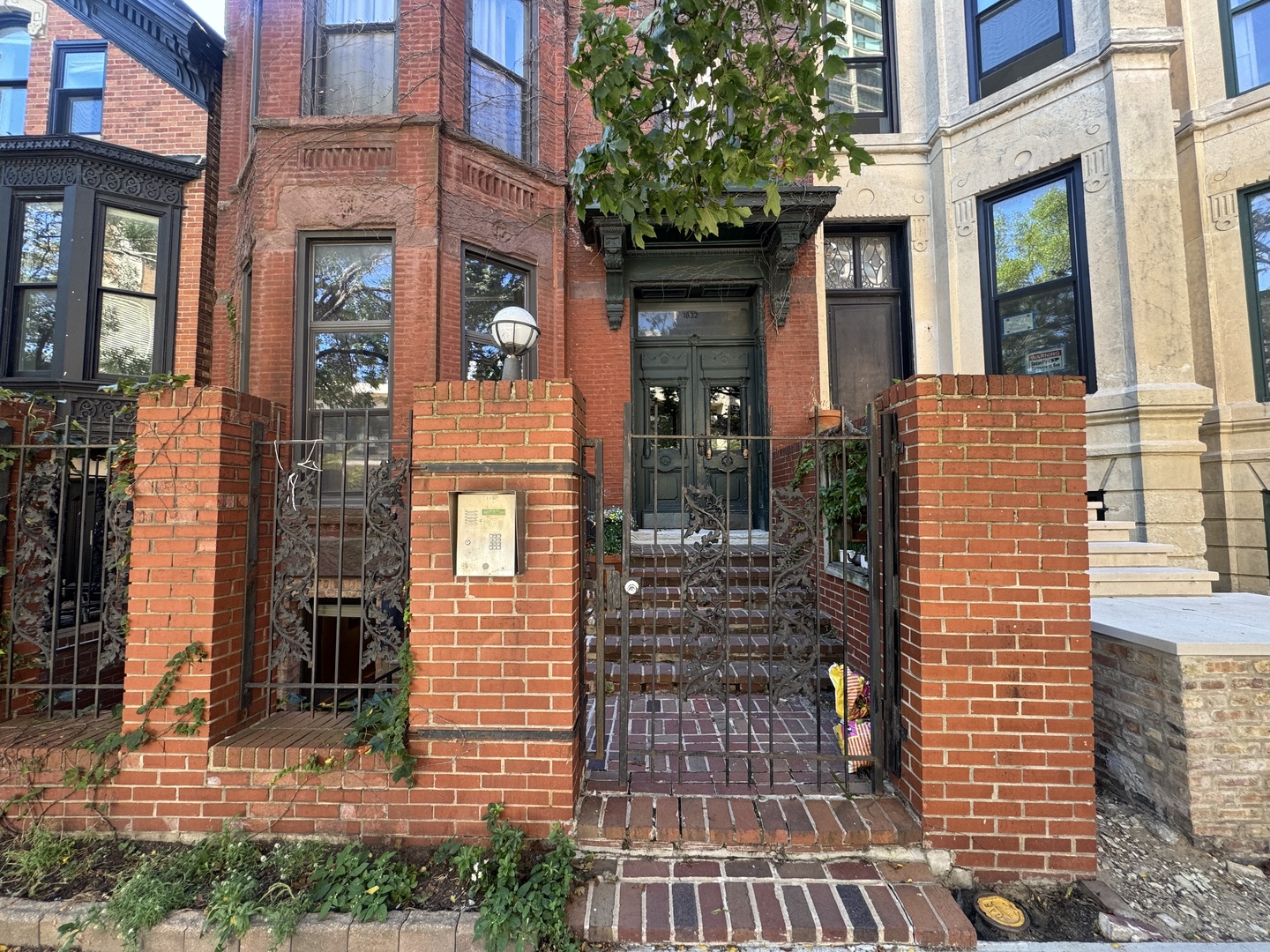 1832 N LINCOLN Avenue Unit: 2M