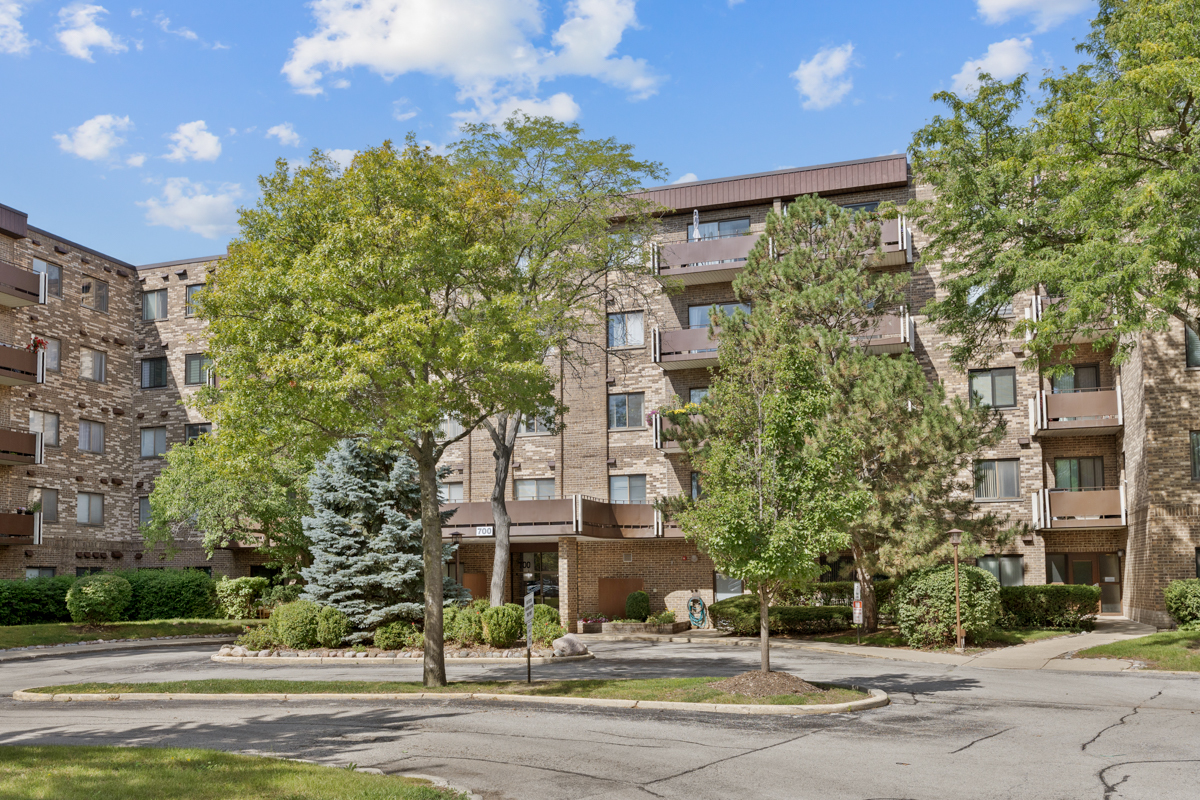 700 WELLINGTON Avenue Unit: 419