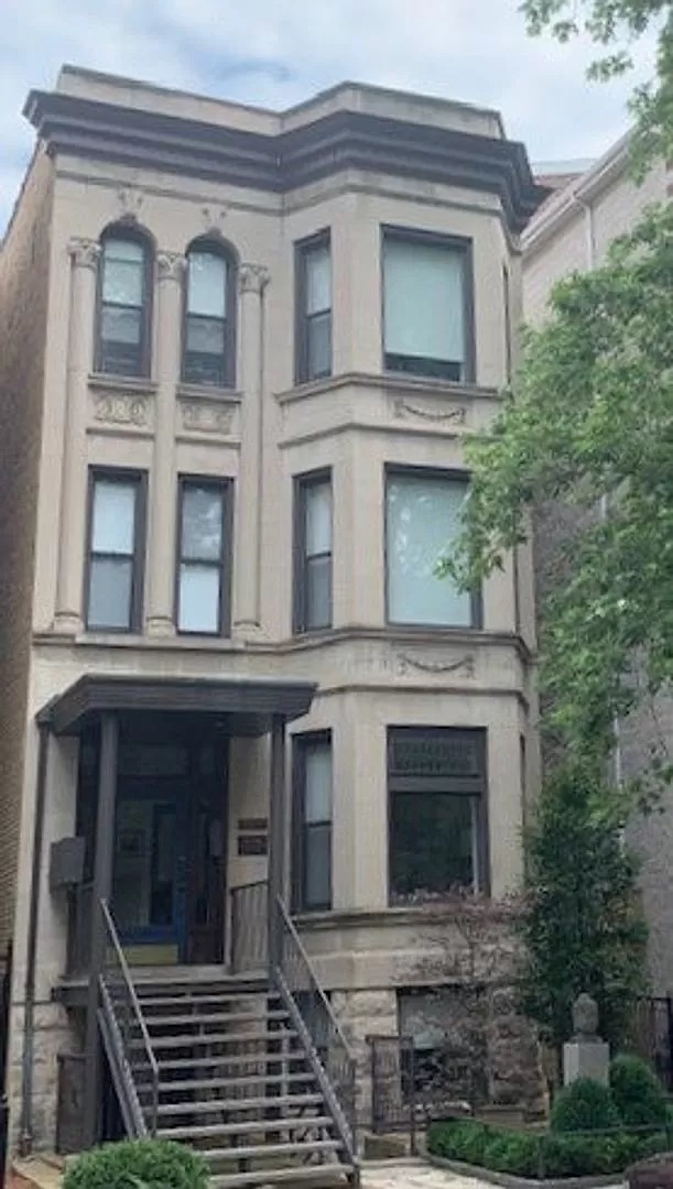 712 W Briar Place