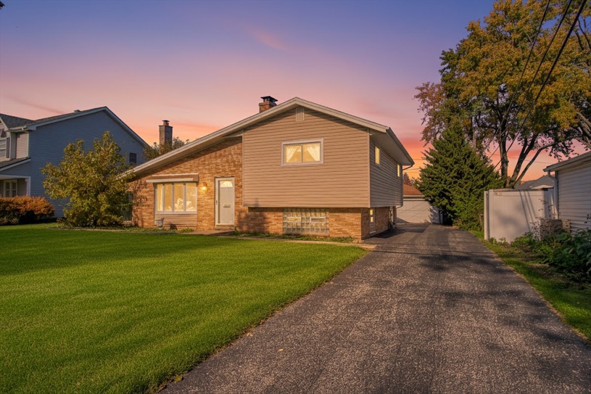 251 W Armitage Avenue