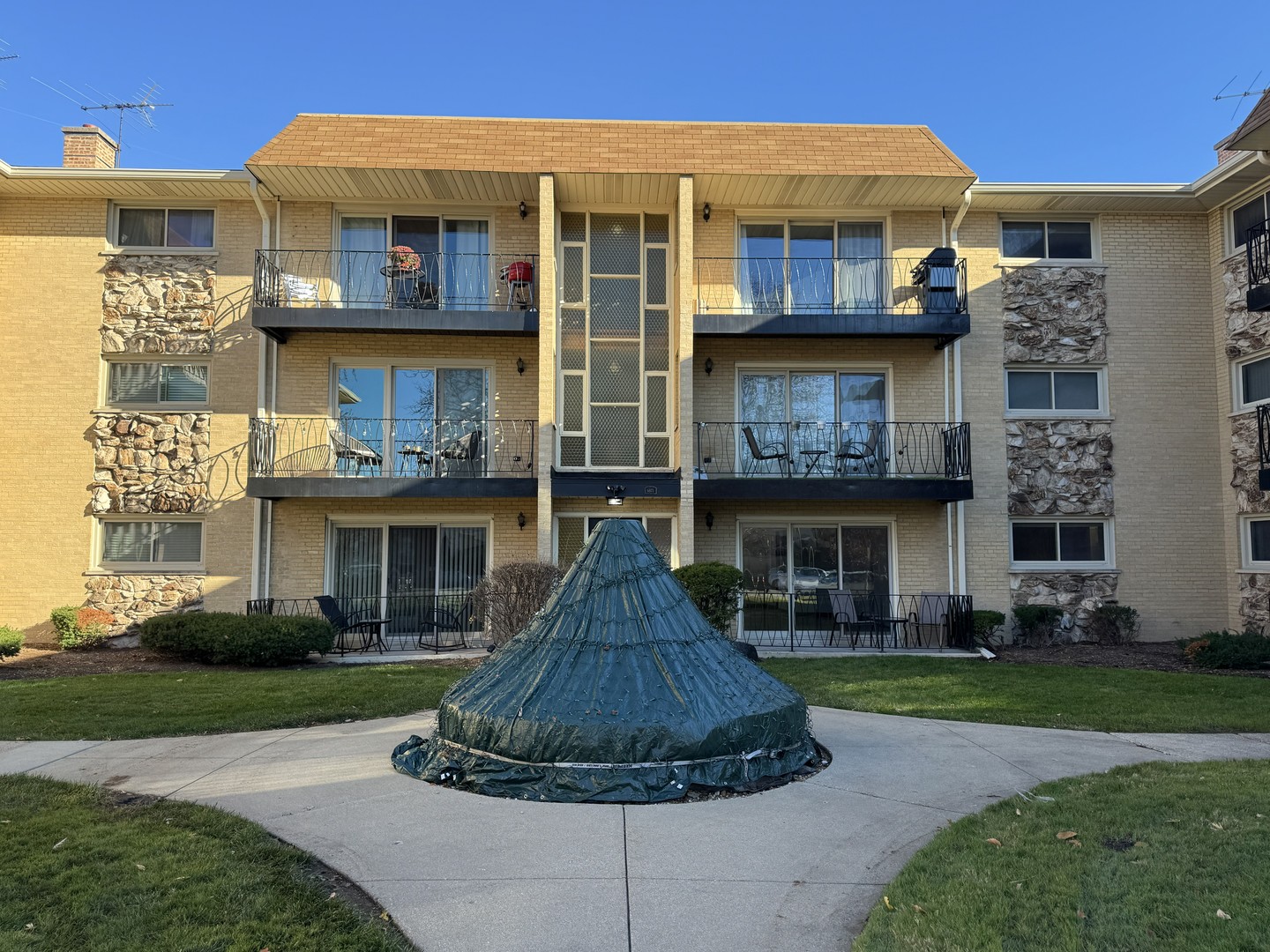 6875 N Northwest Highway Unit: 1D