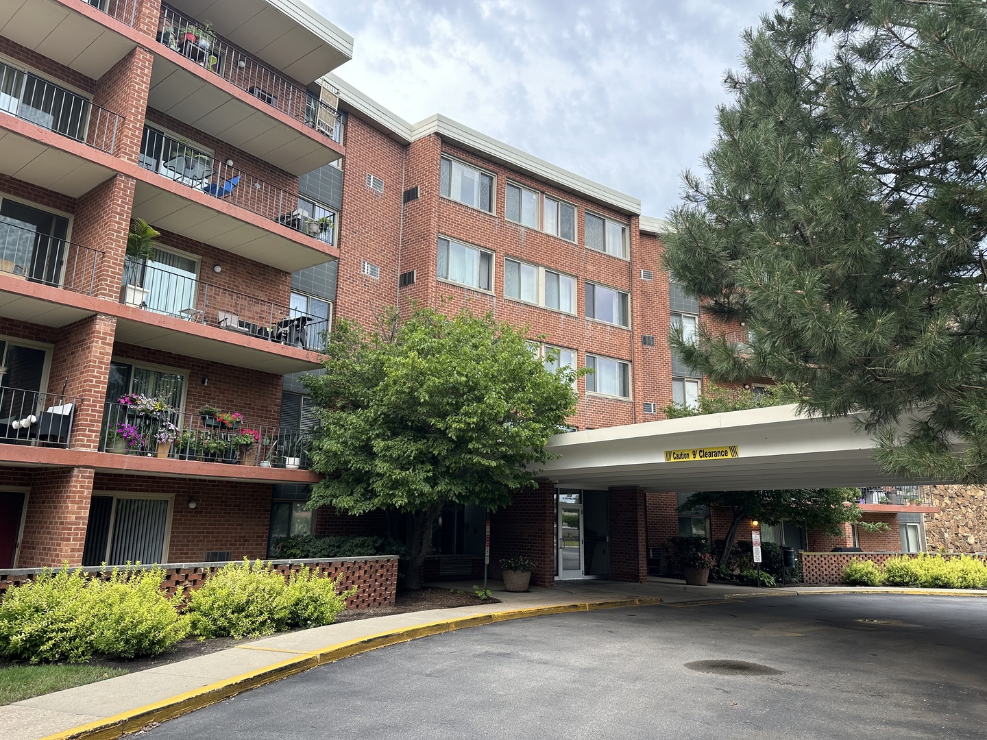 16 E OLD WILLOW Road Unit: 414S