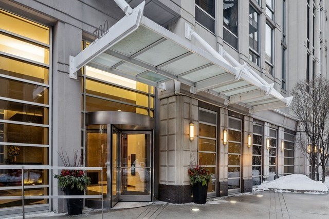 700 N LARRABEE Street Unit: 1111