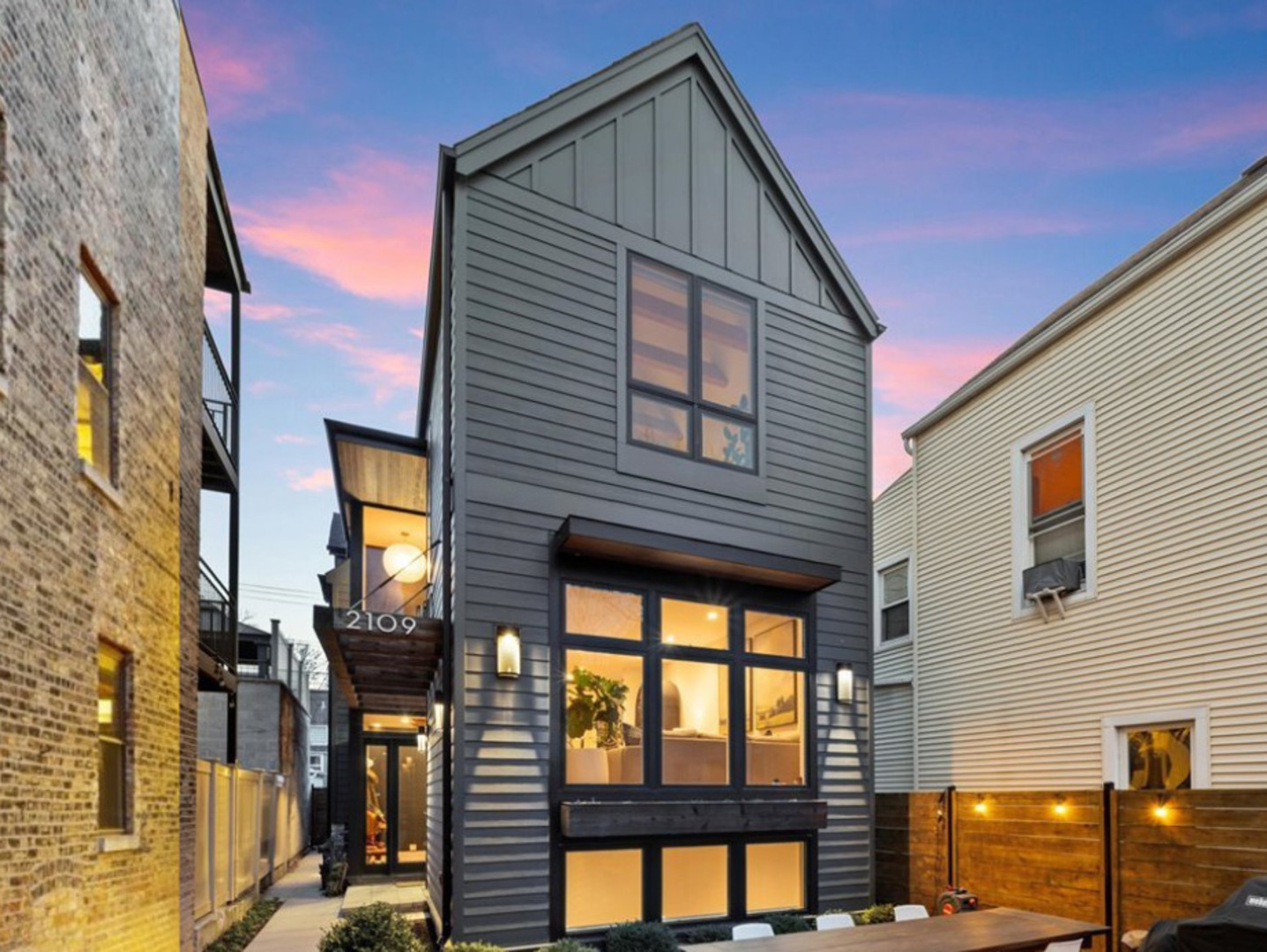 2109 W Montrose Avenue