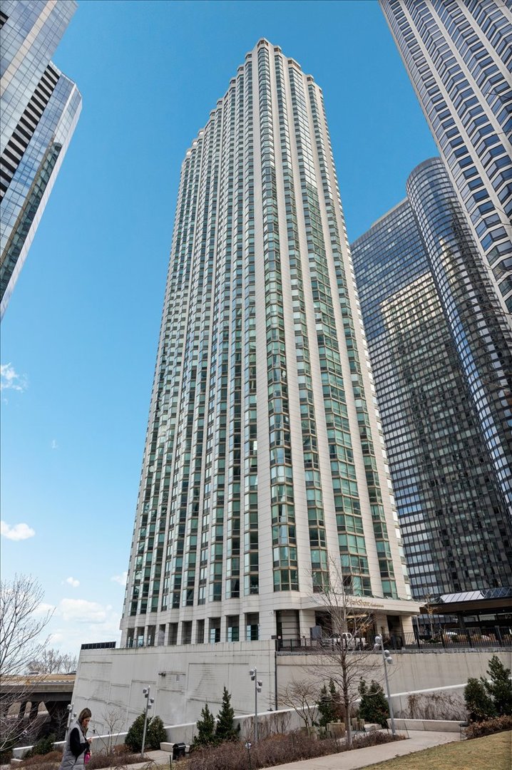195 N HARBOR Drive Unit: 1502