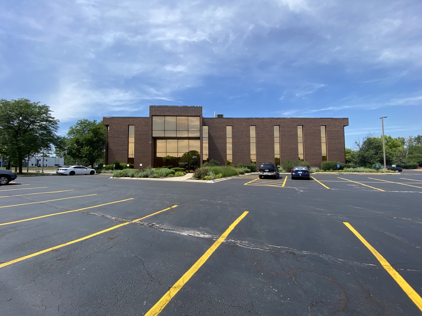 977 N OAKLAWN Avenue