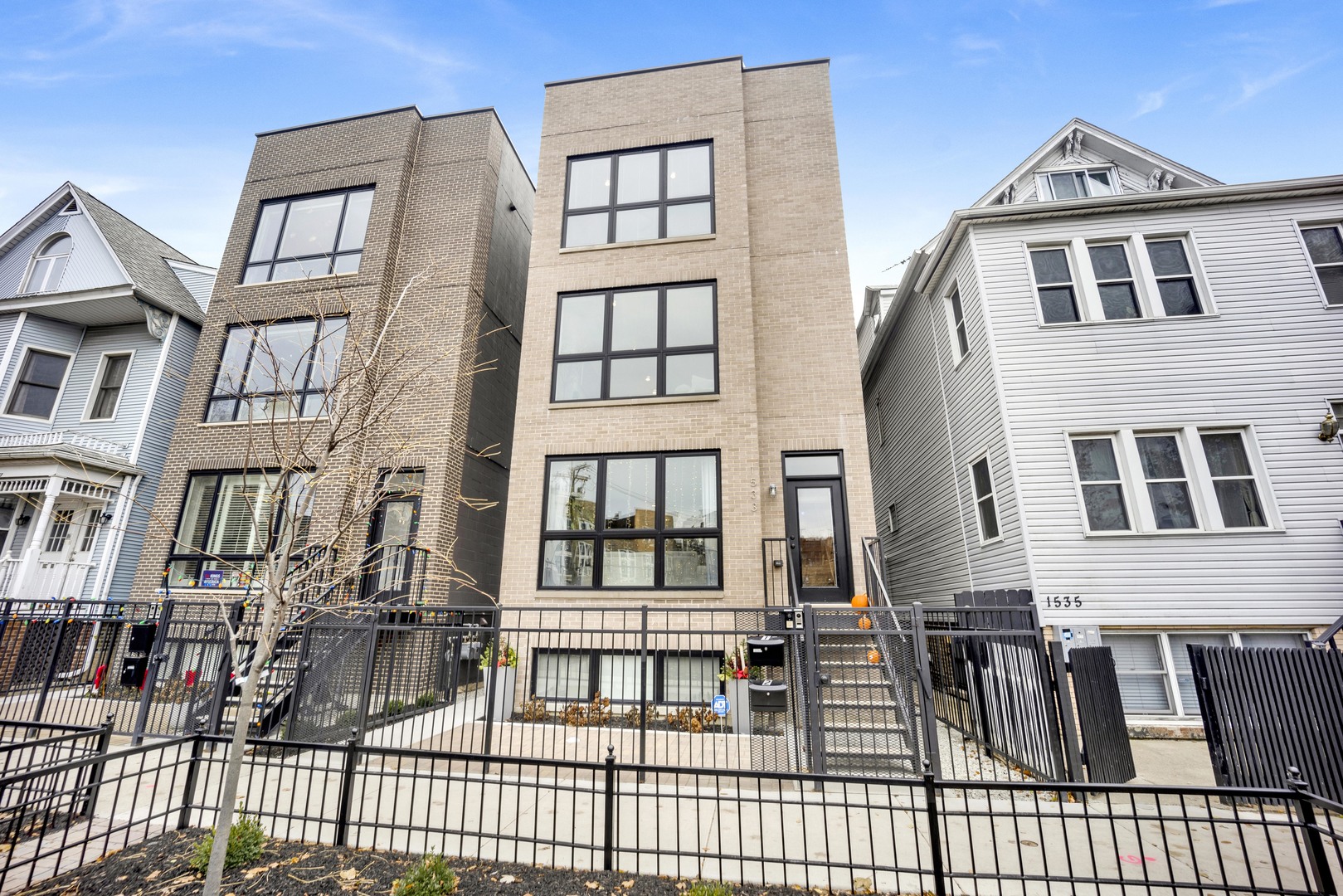 1533 W Barry Avenue Unit: 2