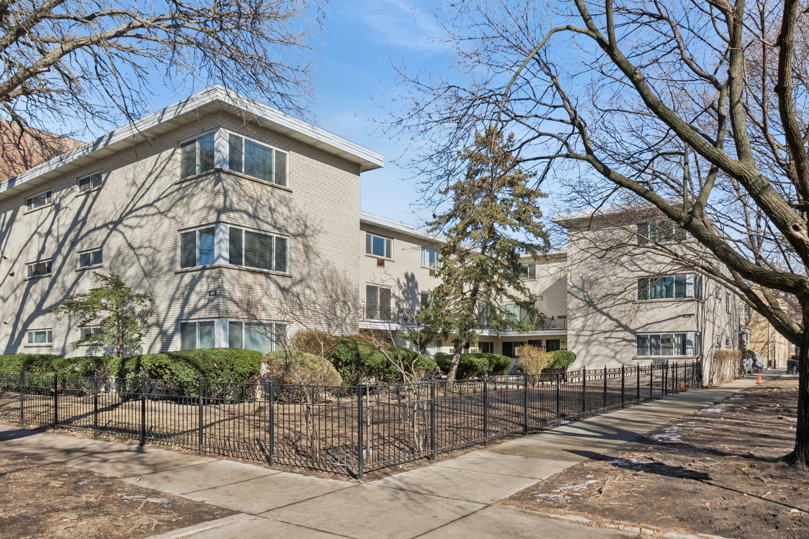 4201 N Paulina Street