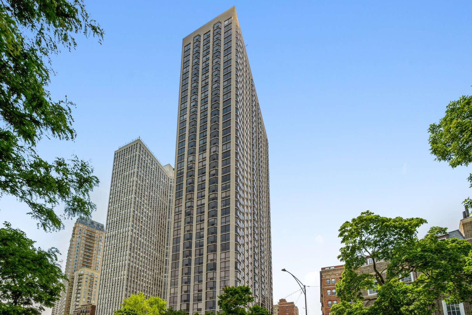 2650 N LAKEVIEW Avenue Unit: 2103