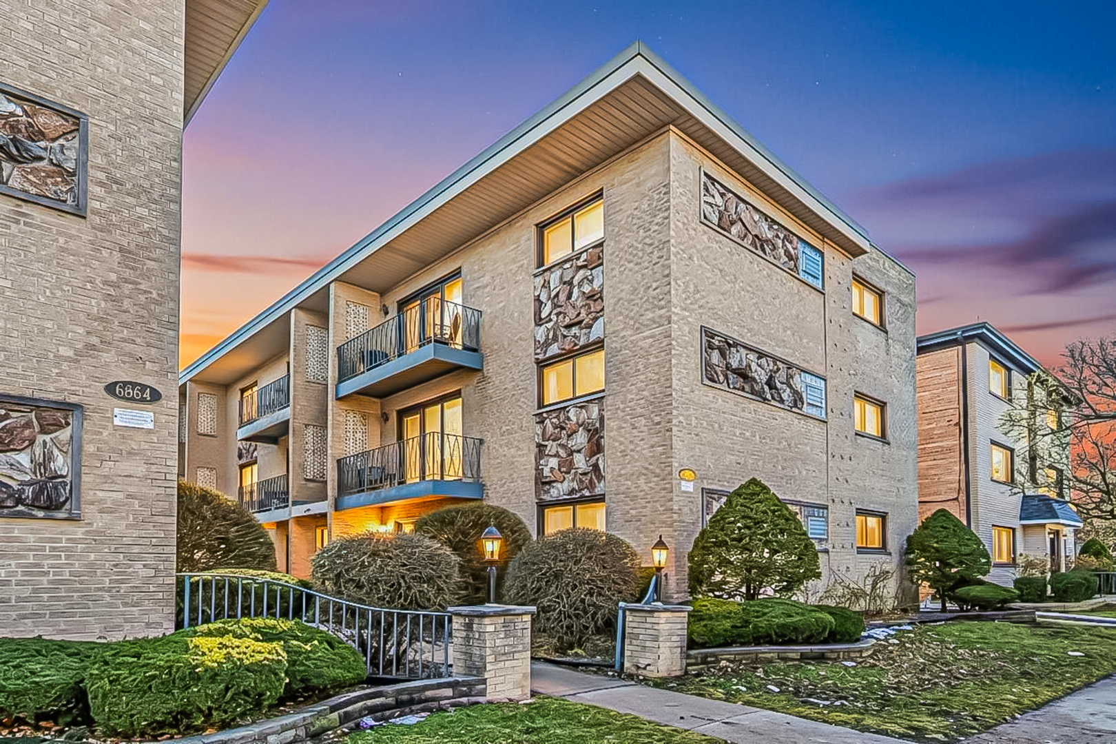 6870 N Northwest Highway Unit: 2F