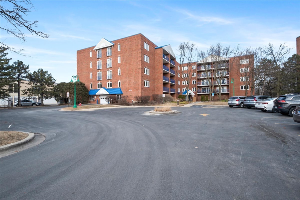 6755 N Milwaukee Avenue Unit: 404