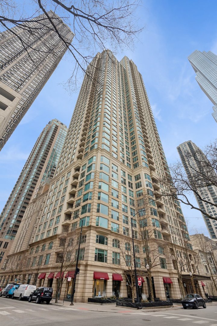 25 E Superior Street Unit: 3903