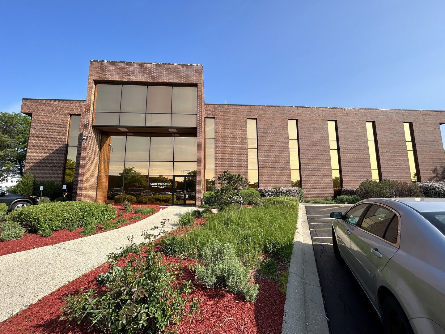 977 N OAKLAWN Avenue