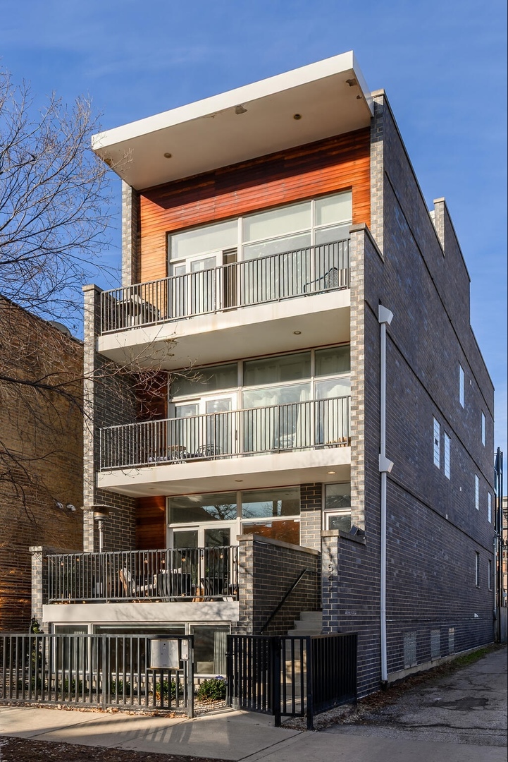 1542 N Artesian Avenue Unit: 1