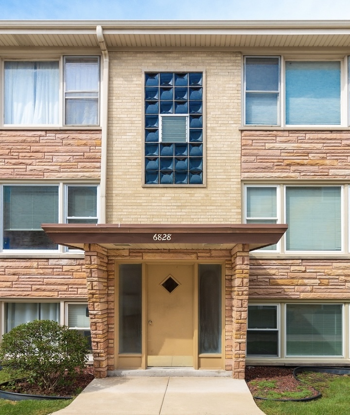 6828 N Northwest Highway Unit: 2
