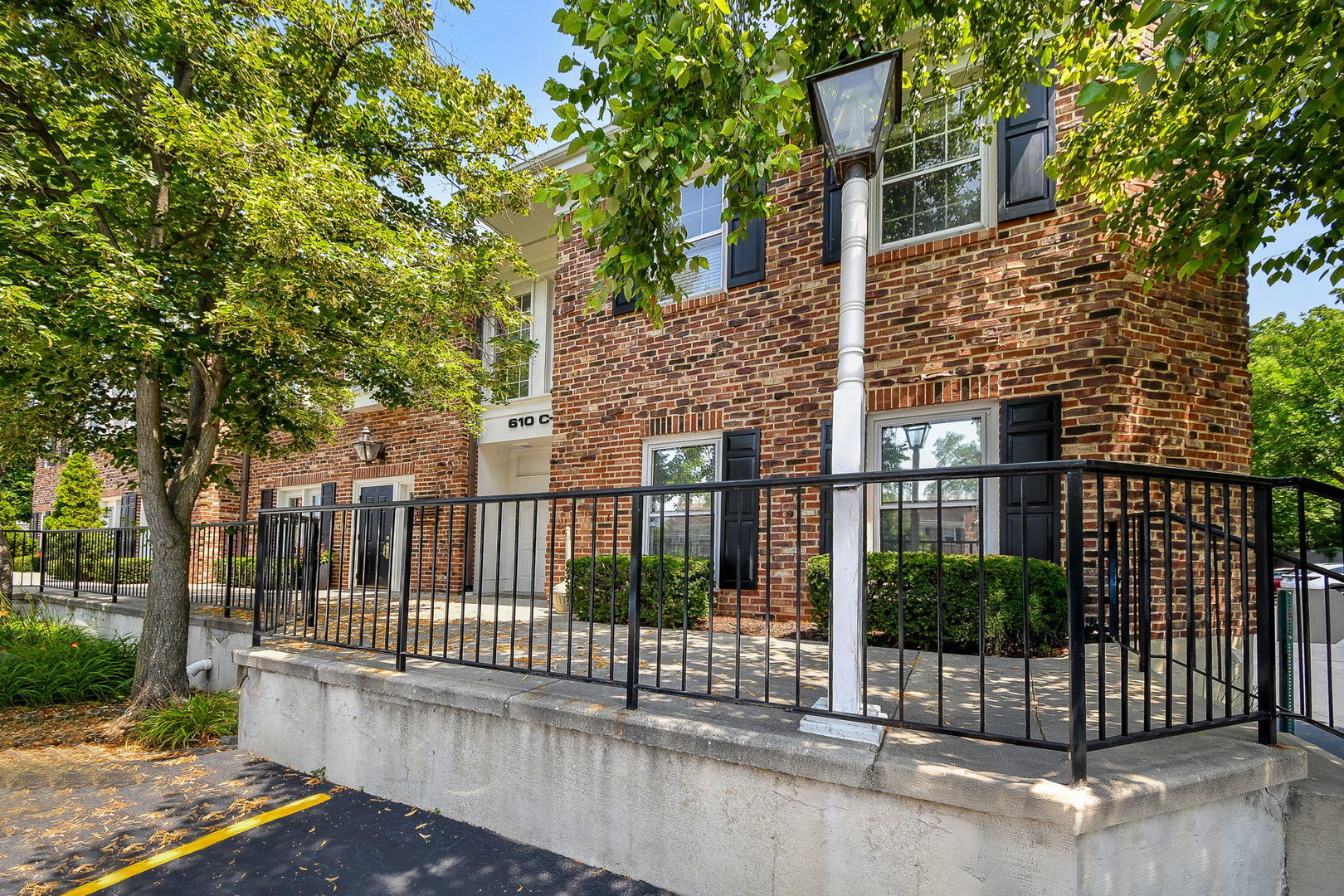 610 W Roosevelt Road Unit: D2