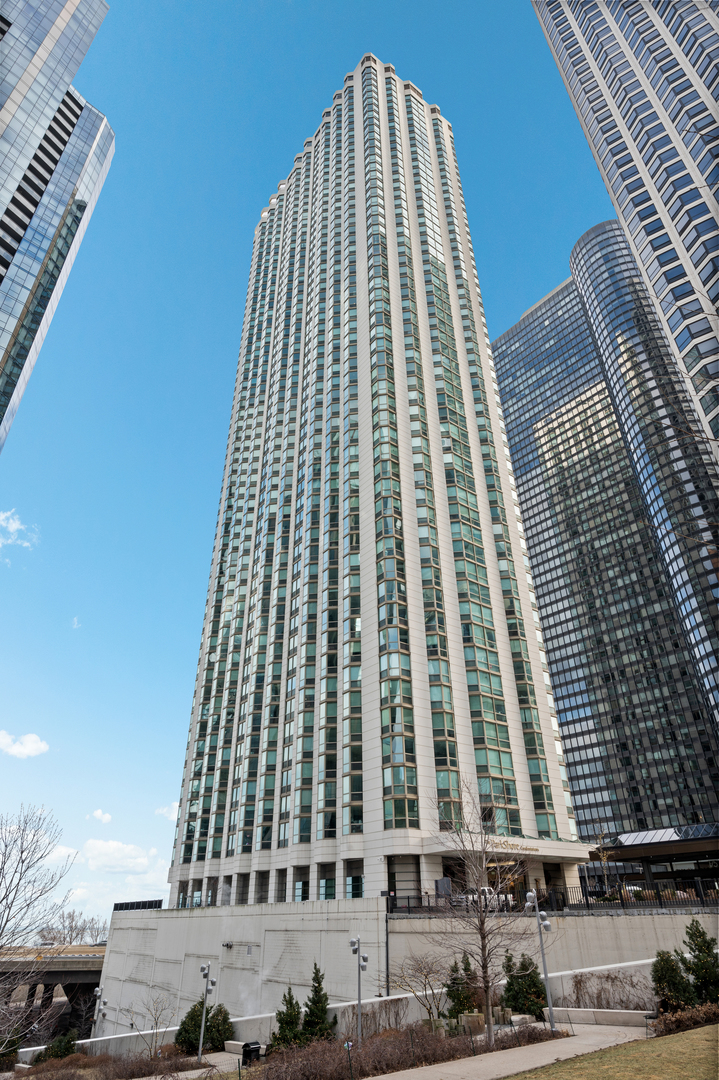 195 N HARBOR Drive Unit: 1502