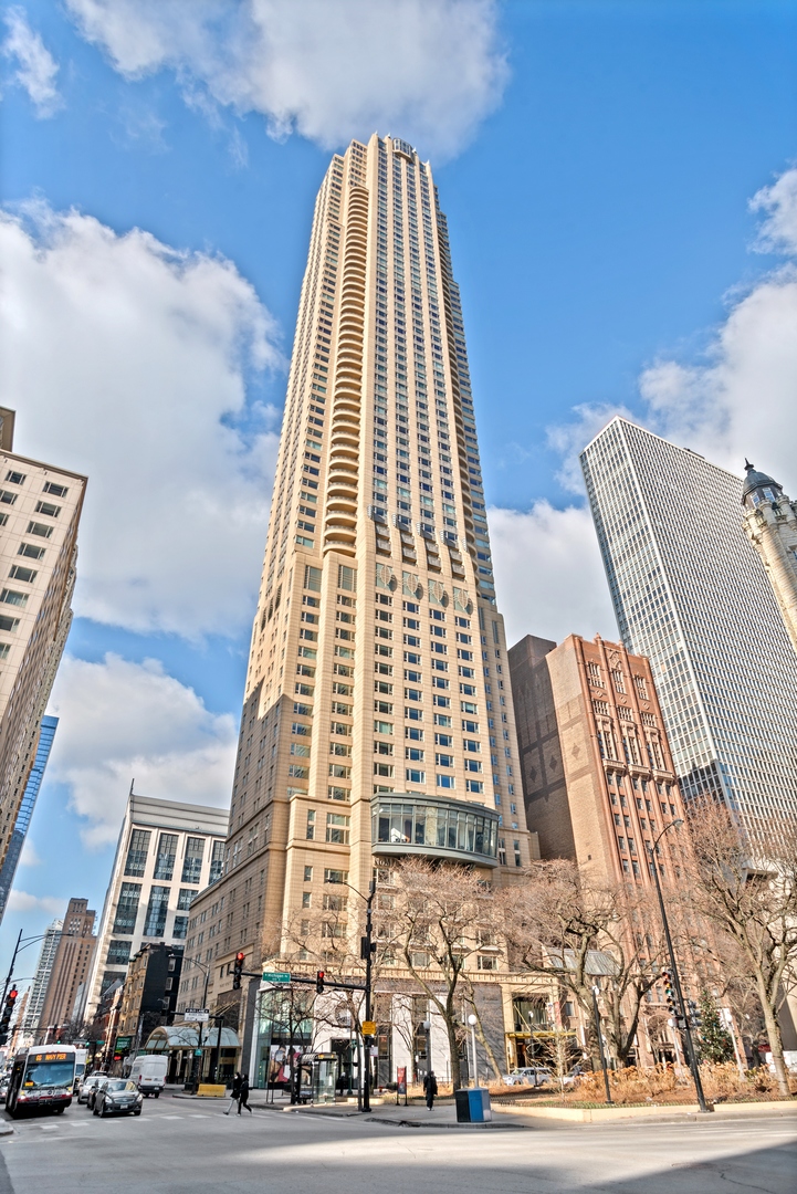 800 N Michigan Avenue Unit: 63PH