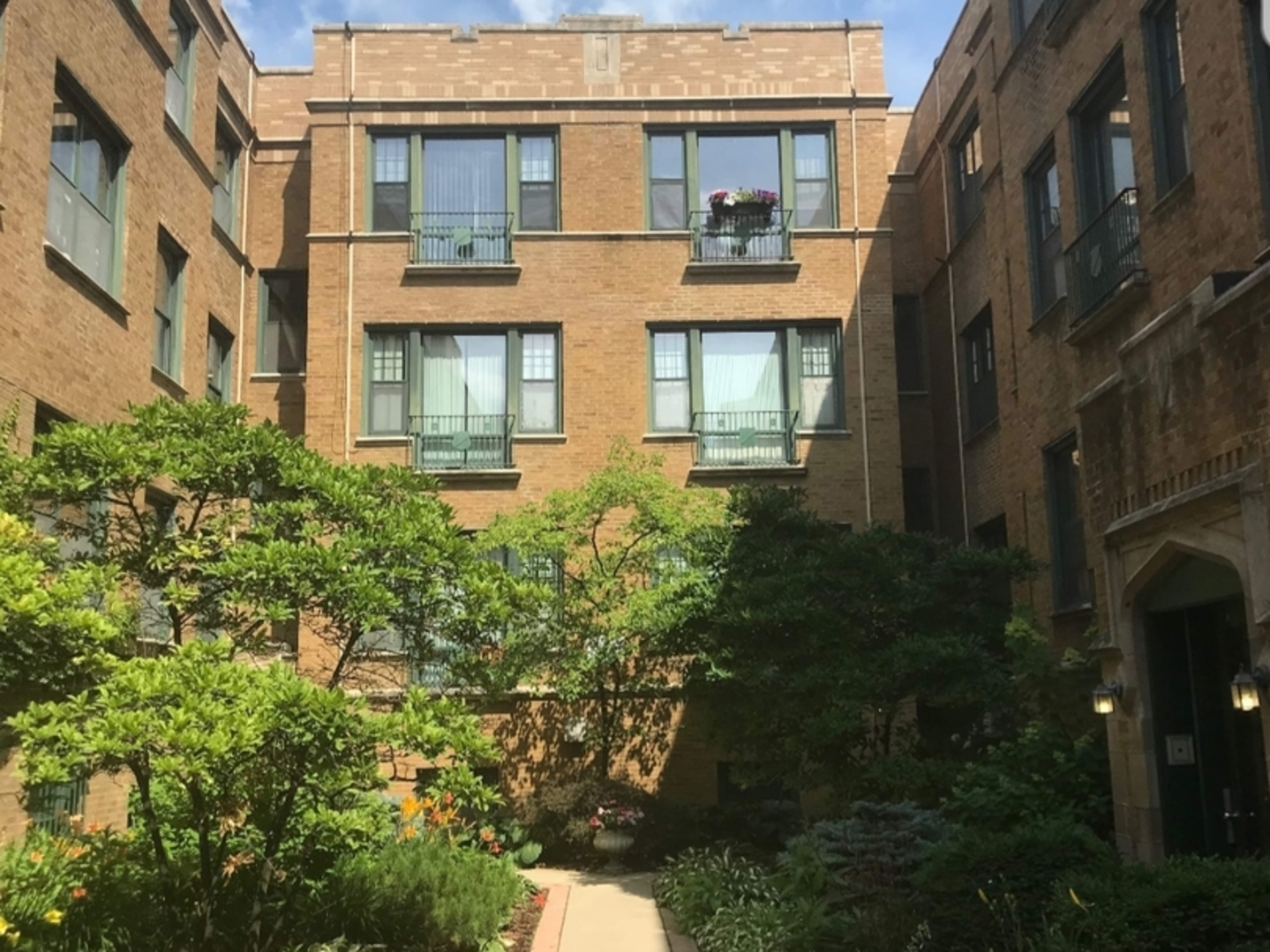 7023.5 N Sheridan Road Unit: 1N