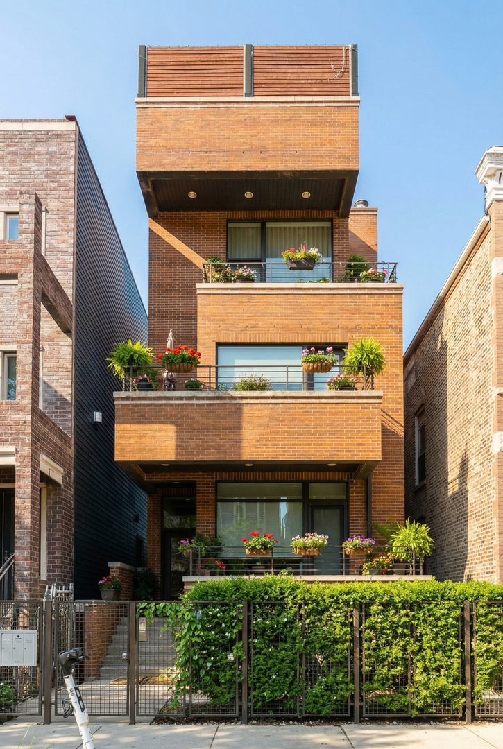 939 N WINCHESTER Avenue Unit: 2