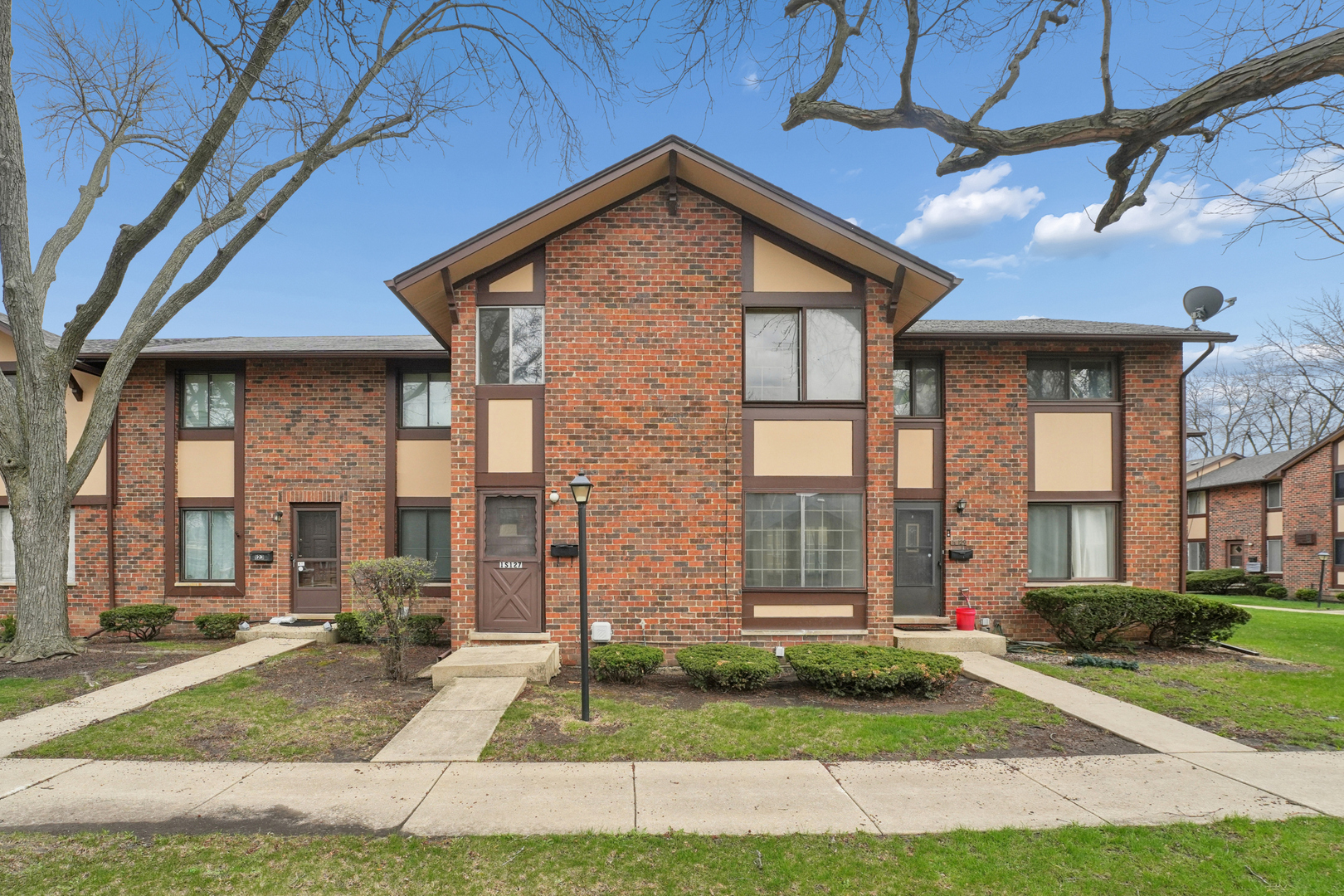 1S127 Stratford Lane