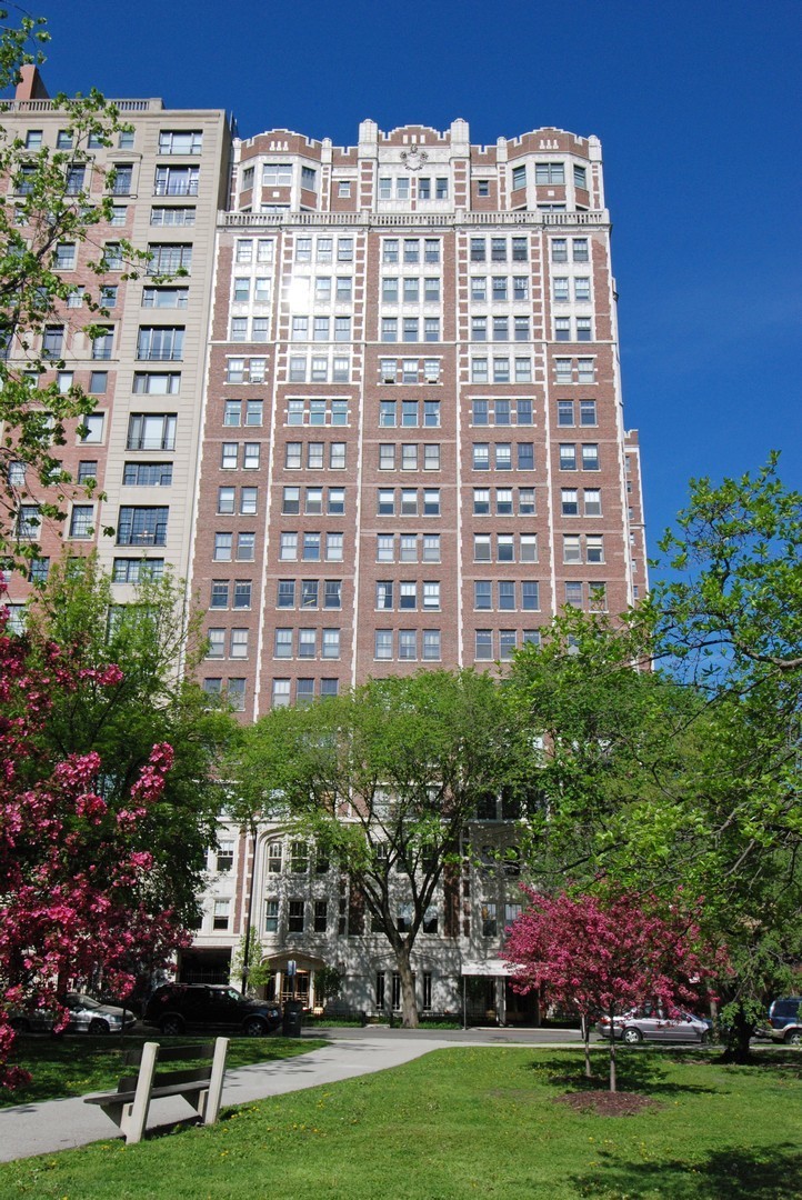 2440 N Lakeview Avenue Unit: 11E
