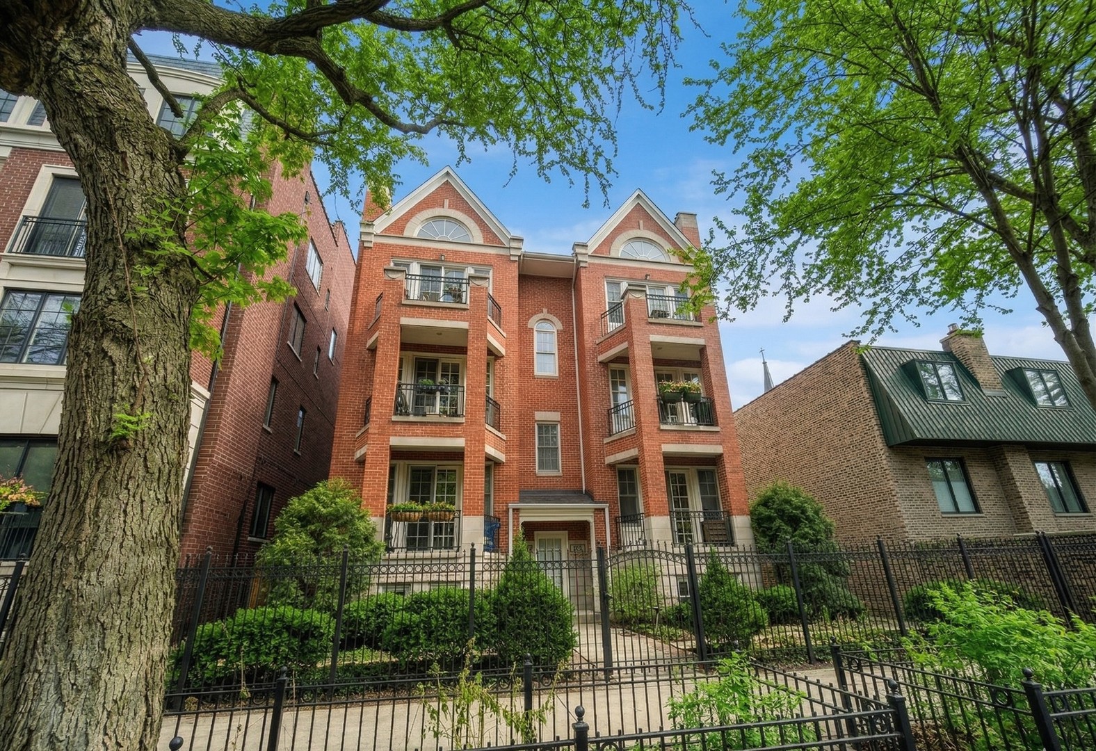1727 N Mohawk Street Unit: 3N