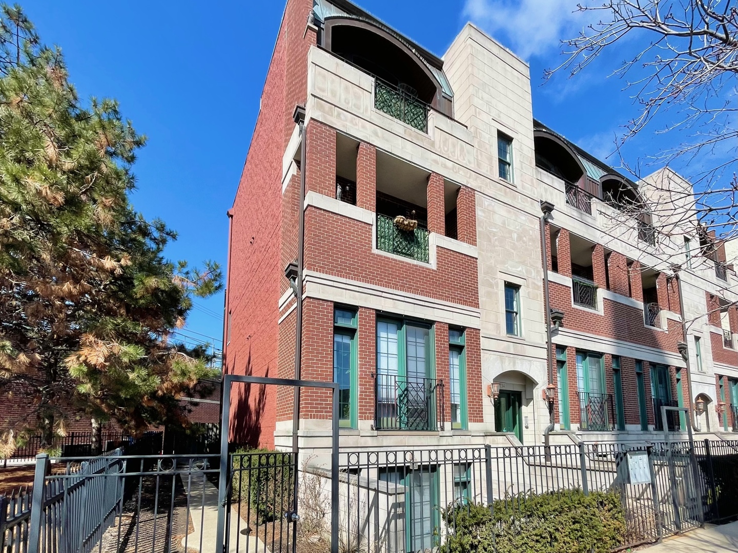 2734 N WOLCOTT Avenue Unit: 203