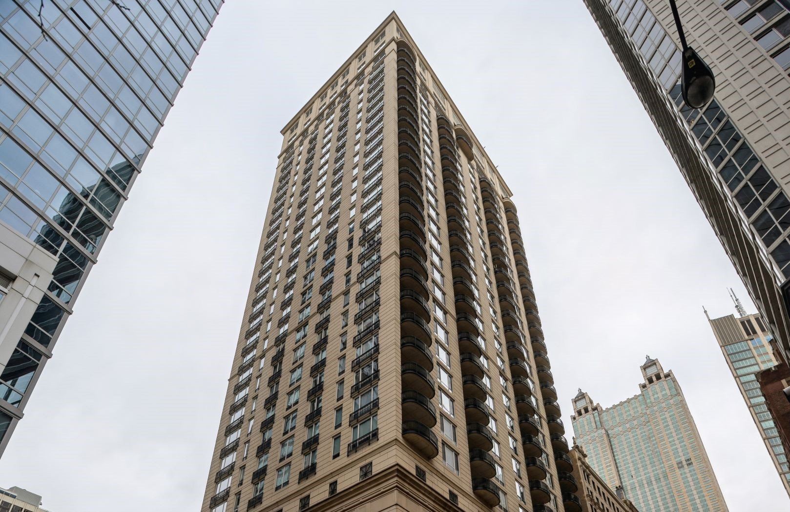 10 E Delaware Place Unit: 14A