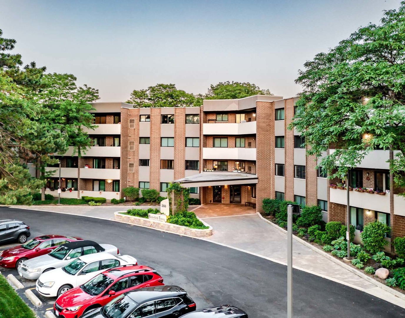 260 E Butterfield Road Unit: 306