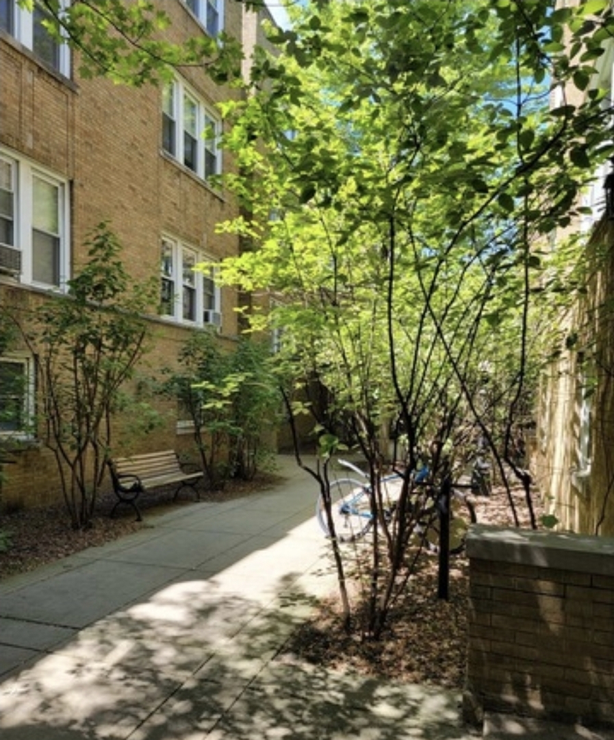 683 W Wrightwood Avenue Unit: 1S