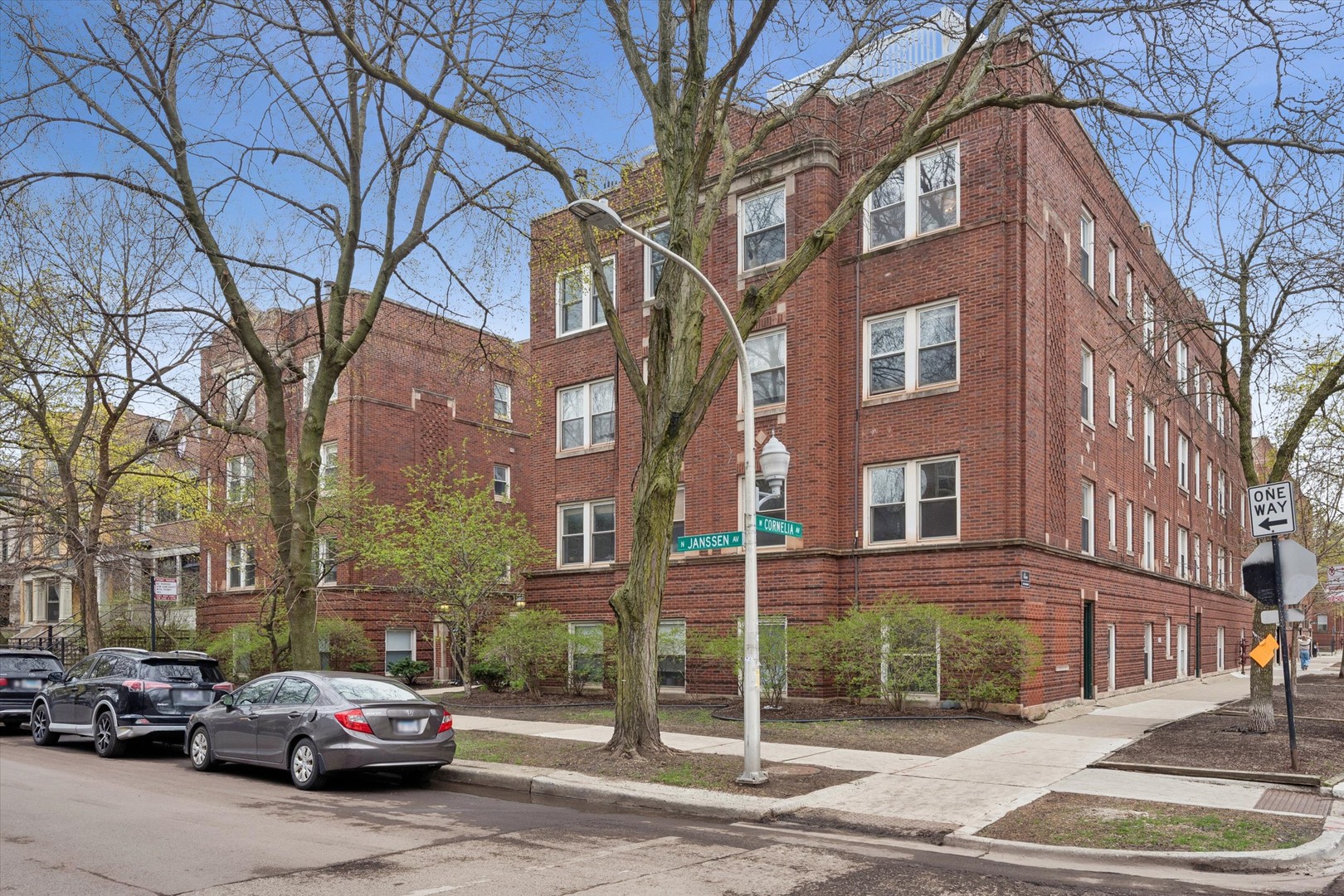 3456 N JANSSEN Avenue Unit: G1