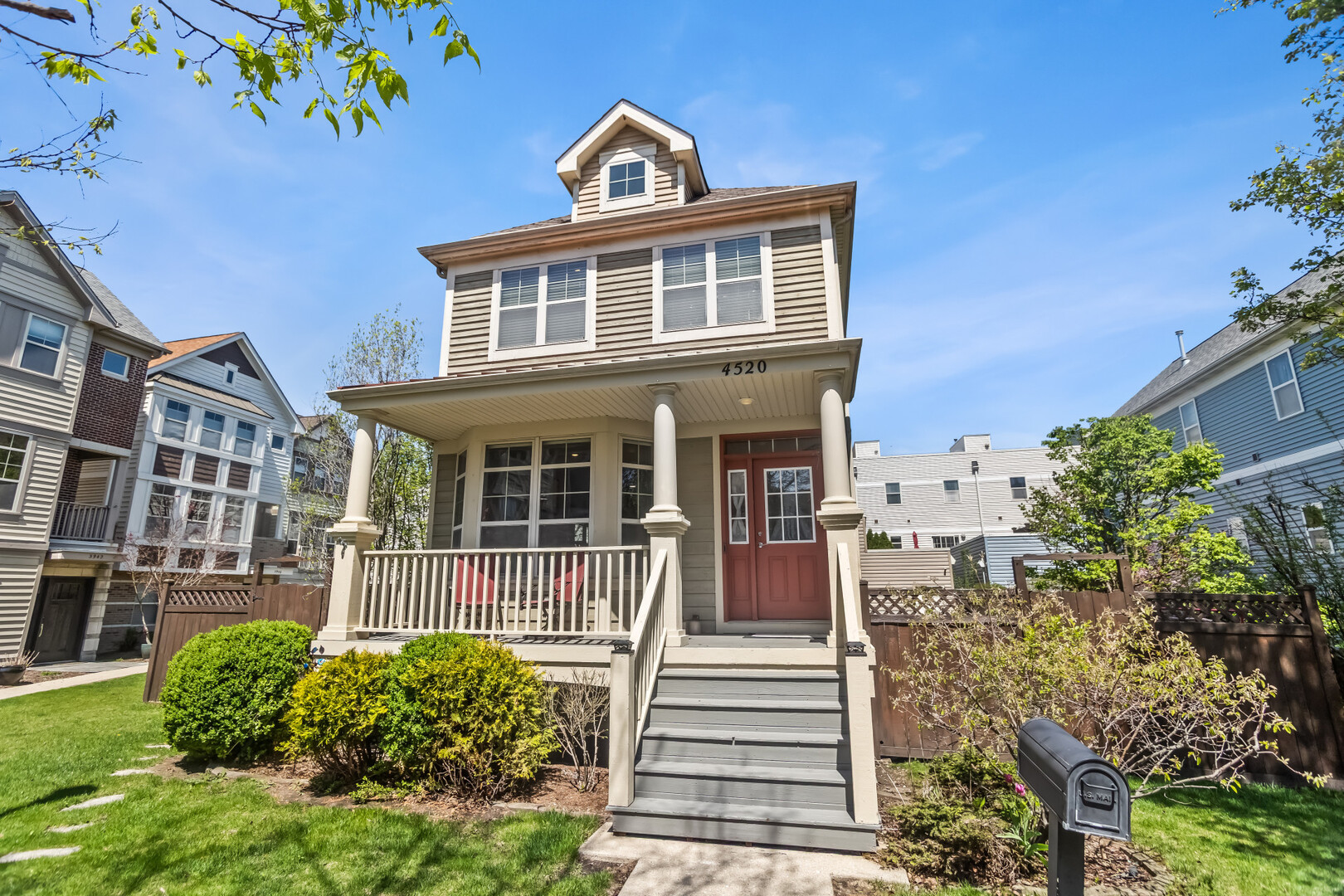 4520 W Larchmont Avenue