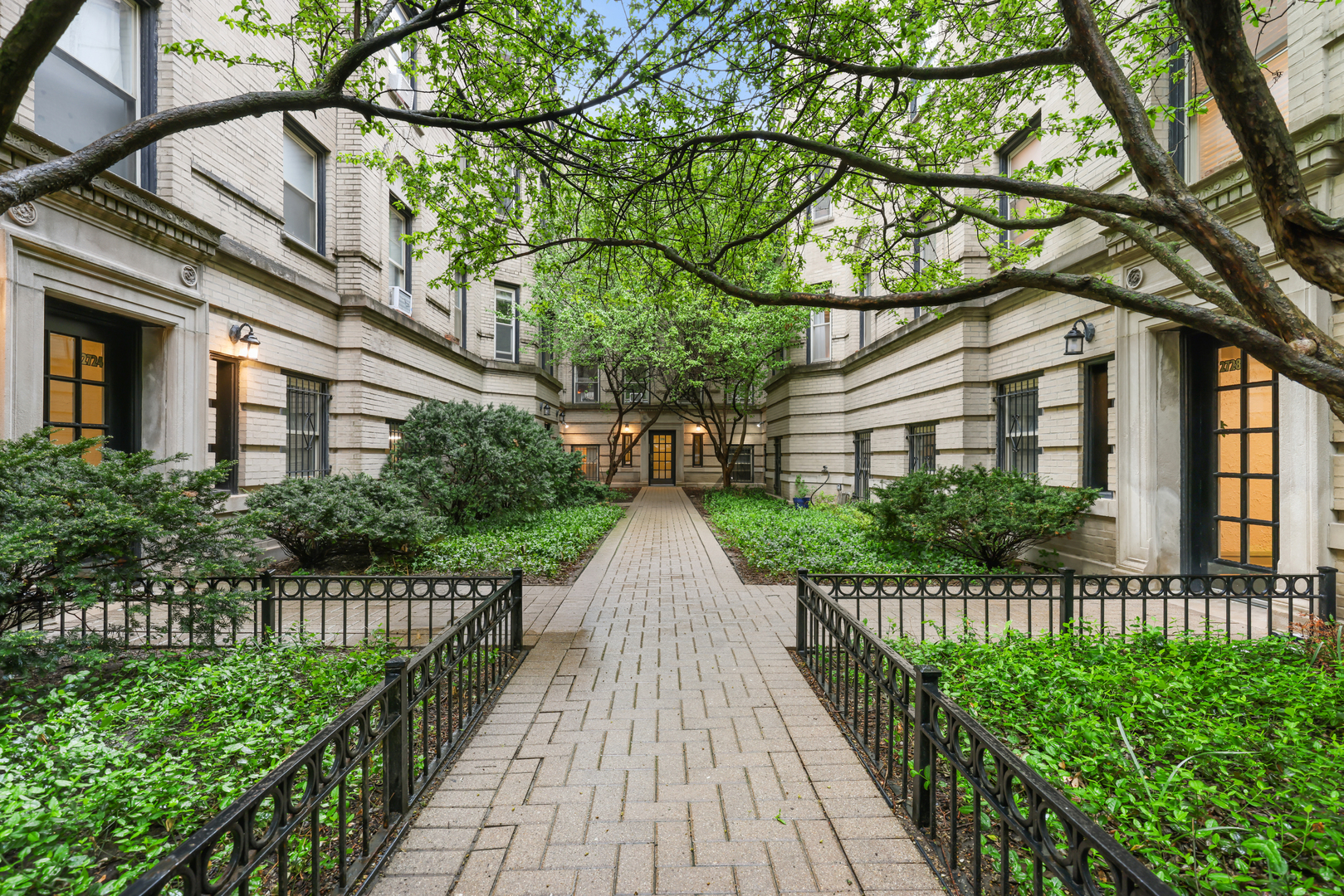 2730 N Pine Grove Avenue Unit: 1N