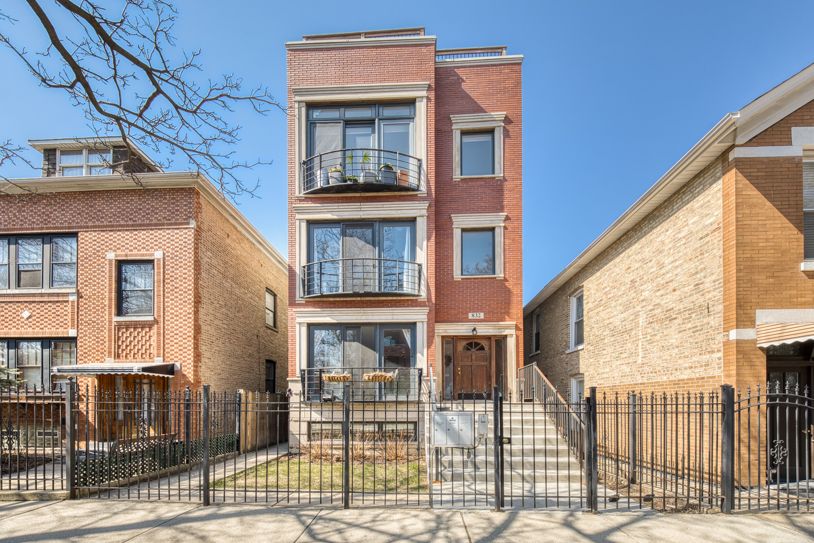 832 N Washtenaw Avenue Unit: 3