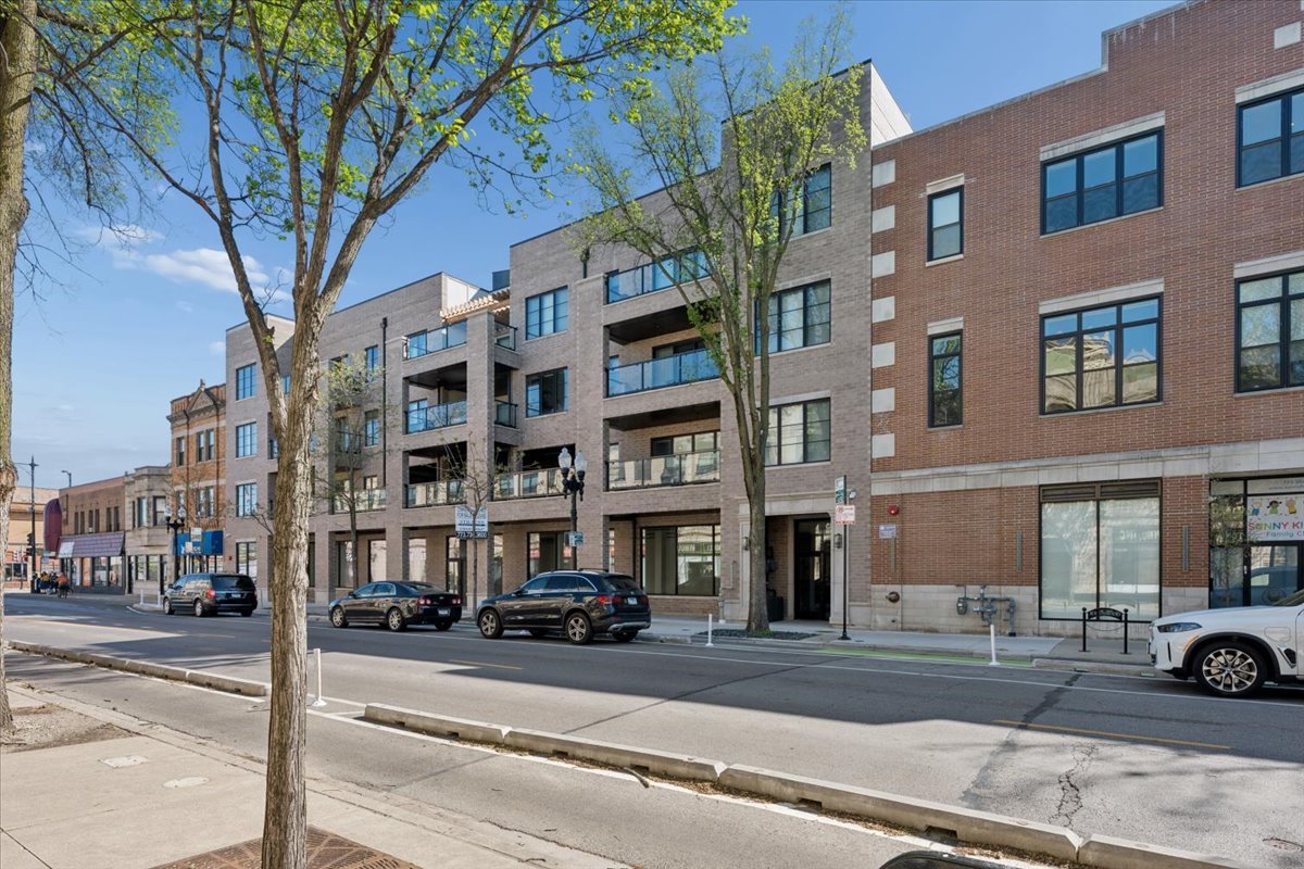 4537 N Clark Street Unit: 3C