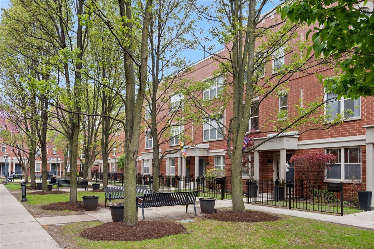4646 N Greenview Avenue Unit: 10