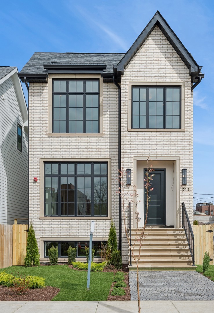 2214 W Oakdale Avenue