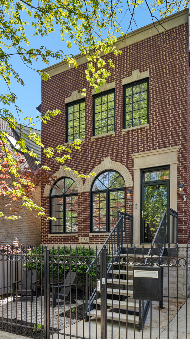 2131 W Dickens Avenue