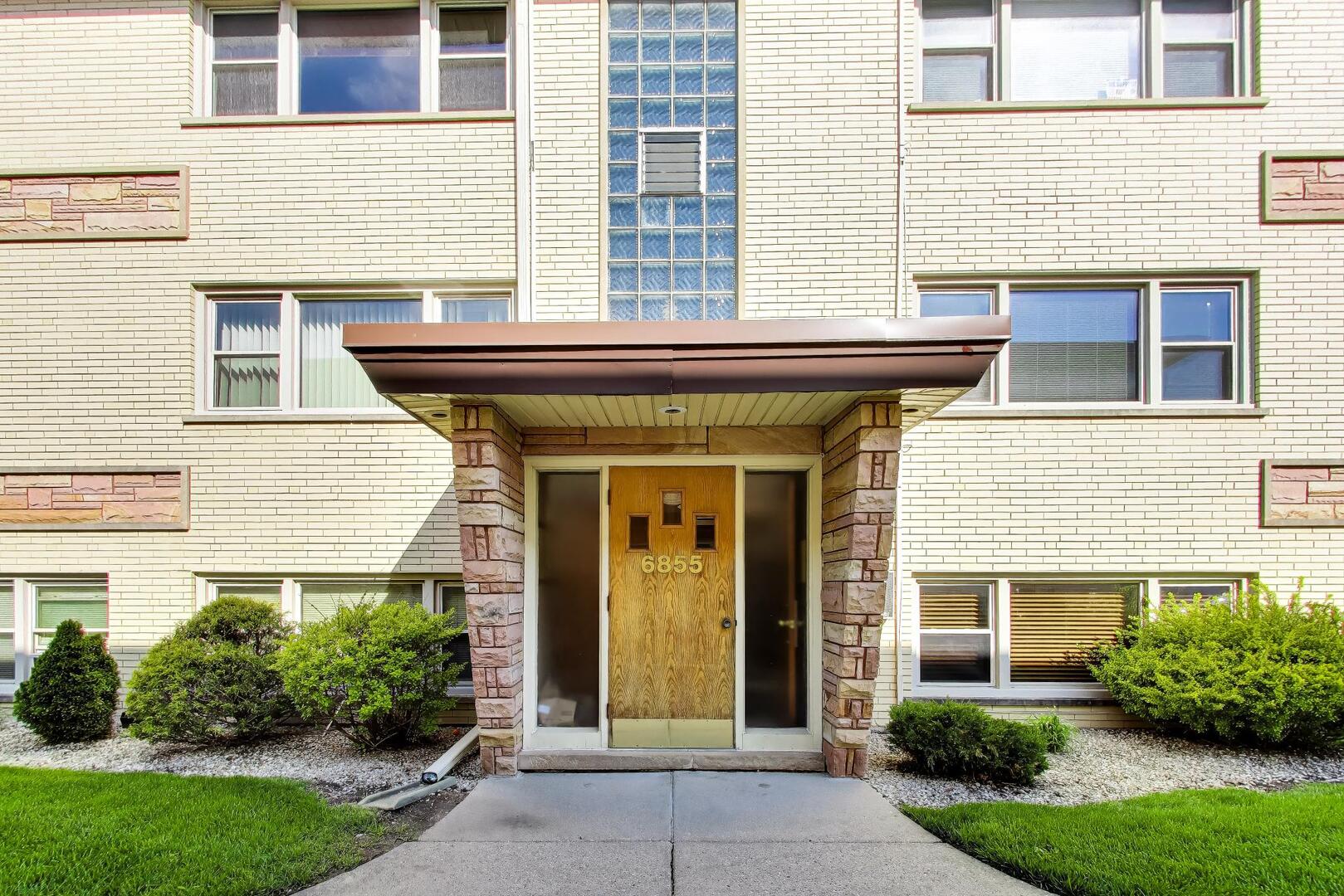 6855 N Olmsted Avenue Unit: 1N